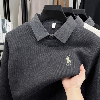 Muški pleteni džemper s kapuljom i ovratnikom košulnog tipa, unutarnja fleece podstava, poliester smjesa 96%, detalj šivanja, ravni kroj
