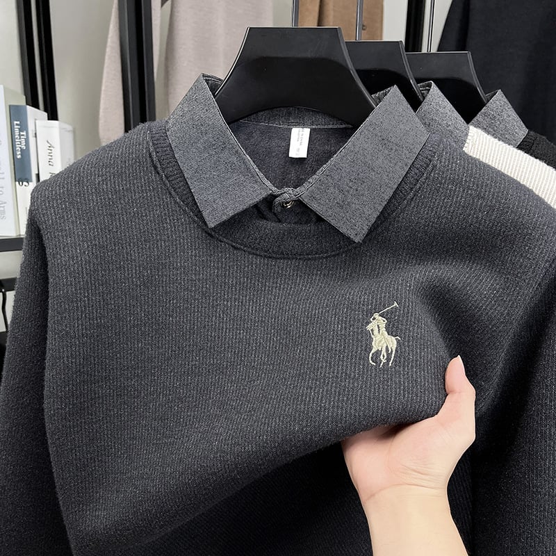Muški pleteni džemper s kapuljom i ovratnikom košulnog tipa, unutarnja fleece podstava, poliester smjesa 96%, detalj šivanja, ravni kroj