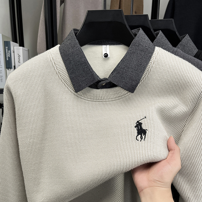 Muški pleteni džemper s kapuljom i ovratnikom košulnog tipa, unutarnja fleece podstava, poliester smjesa 96%, detalj šivanja, ravni kroj