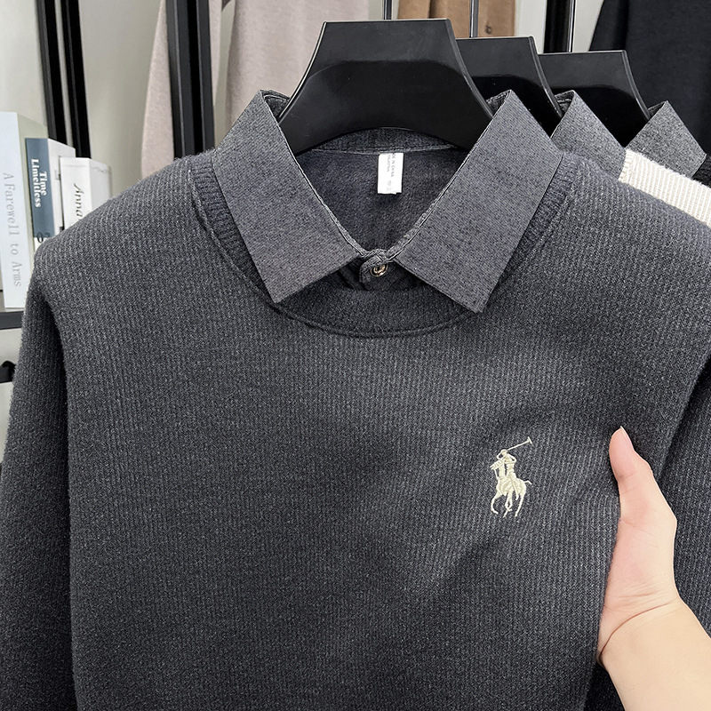 Muški pleteni džemper s kapuljom i ovratnikom košulnog tipa, unutarnja fleece podstava, poliester smjesa 96%, detalj šivanja, ravni kroj