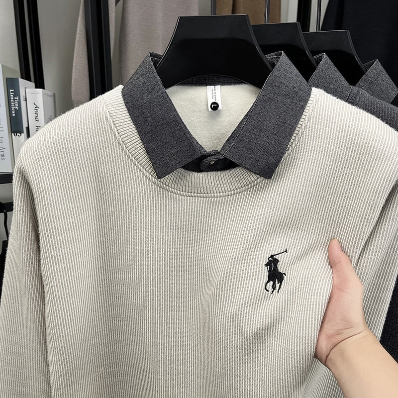 Muški pleteni džemper s kapuljom i ovratnikom košulnog tipa, unutarnja fleece podstava, poliester smjesa 96%, detalj šivanja, ravni kroj