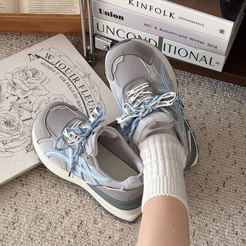 Pantofi sport pentru femei cu partea superioară din plasă, talpă din cauciuc, toc mediu 3–5 cm, șireturi, respirabili