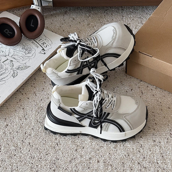 Pantofi sport pentru femei cu partea superioară din plasă, talpă din cauciuc, toc mediu 3–5 cm, șireturi, respirabili