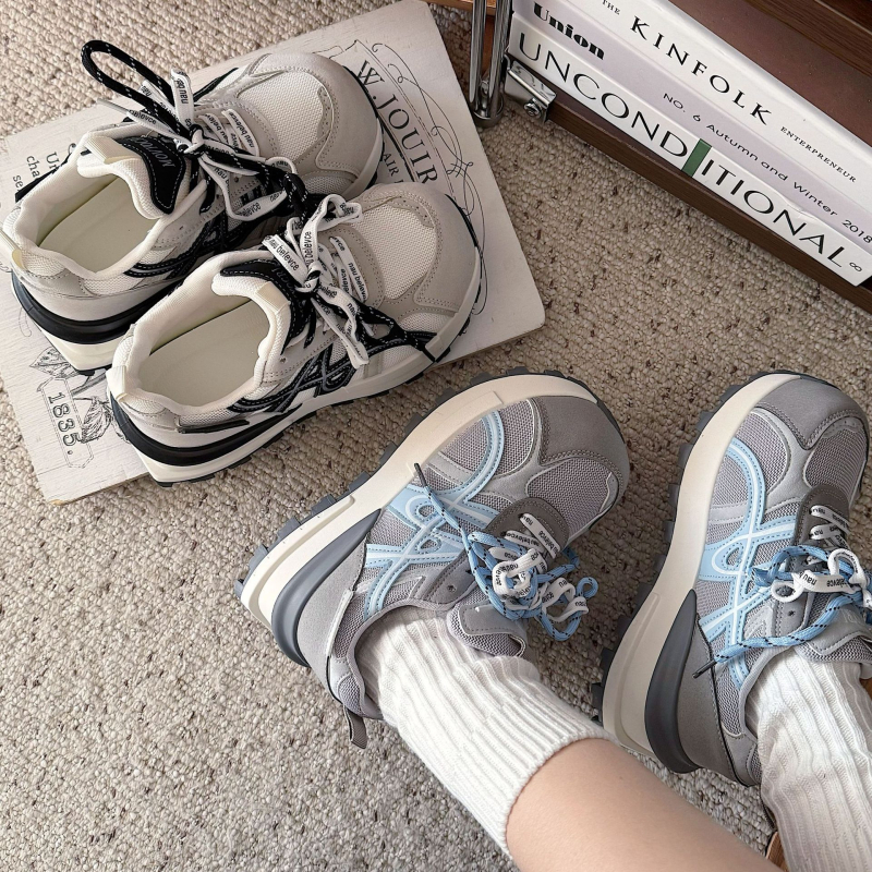 Pantofi sport pentru femei cu partea superioară din plasă, talpă din cauciuc, toc mediu 3–5 cm, șireturi, respirabili