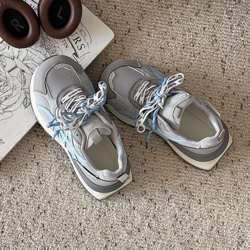 Pantofi sport pentru femei cu partea superioară din plasă, talpă din cauciuc, toc mediu 3–5 cm, șireturi, respirabili