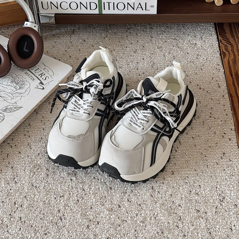 Pantofi sport pentru femei cu partea superioară din plasă, talpă din cauciuc, toc mediu 3–5 cm, șireturi, respirabili