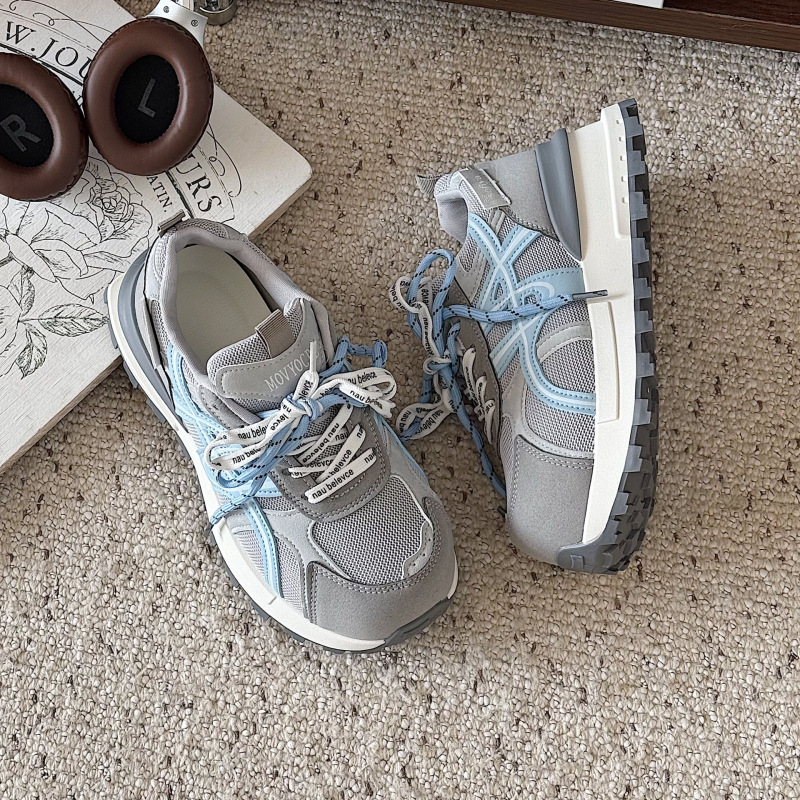 Pantofi sport pentru femei cu partea superioară din plasă, talpă din cauciuc, toc mediu 3–5 cm, șireturi, respirabili