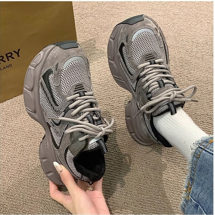 Pantofi Dad shoes cu partea superioară din PU artificial, respiranți, toc în clin de 3–5 cm, talpă din cauciuc turnată prin injecție