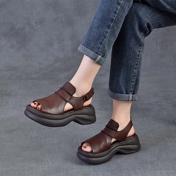 Platformos szandál hal formájú orral, elsőréteg bőrből, habgumival ellátott talp, 3-5 cm-es sarka, Velcro pánt, retro stílus