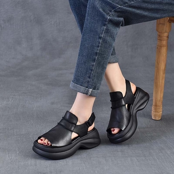 Platformos szandál hal formájú orral, elsőréteg bőrből, habgumival ellátott talp, 3-5 cm-es sarka, Velcro pánt, retro stílus