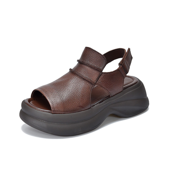 Platformos szandál hal formájú orral, elsőréteg bőrből, habgumival ellátott talp, 3-5 cm-es sarka, Velcro pánt, retro stílus