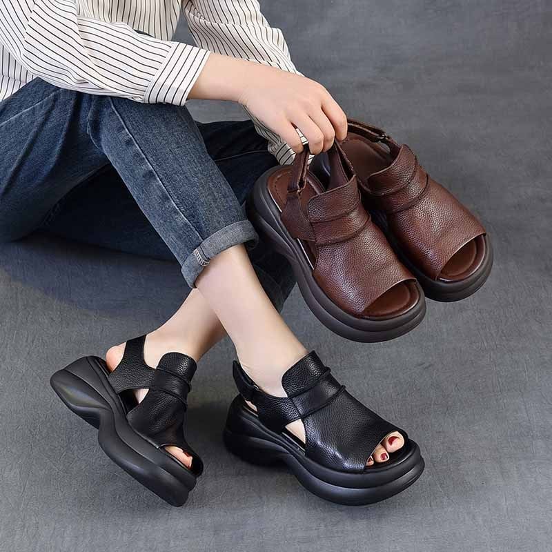 Platformos szandál hal formájú orral, elsőréteg bőrből, habgumival ellátott talp, 3-5 cm-es sarka, Velcro pánt, retro stílus