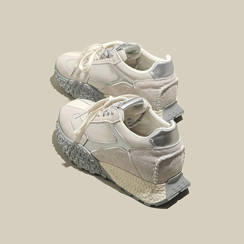 Pantofi sport tip Dad shoes: partea superioară din piele naturală și material textil, înălțime a tocului 6–8 cm, talpă din cauciuc, închidere cu șireturi