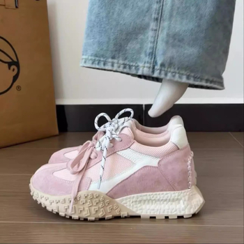 Pantofi sport tip Dad shoes: partea superioară din piele naturală și material textil, înălțime a tocului 6–8 cm, talpă din cauciuc, închidere cu șireturi