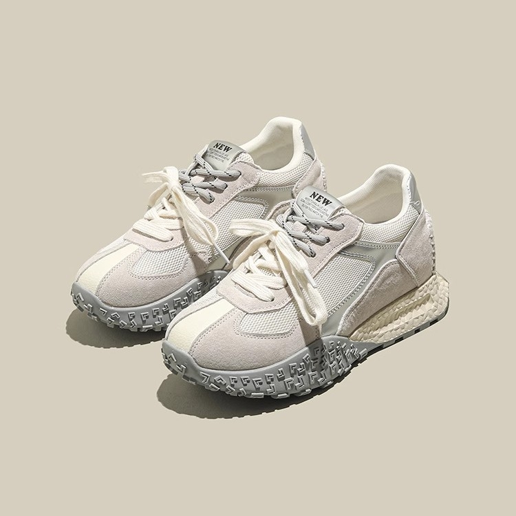 Pantofi sport tip Dad shoes: partea superioară din piele naturală și material textil, înălțime a tocului 6–8 cm, talpă din cauciuc, închidere cu șireturi