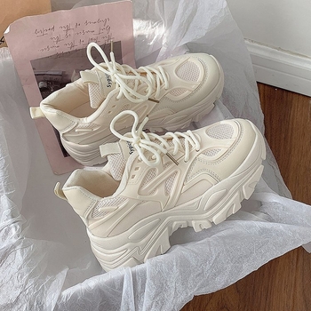 Ženske tenisice tipa daddy shoes s okruglim vrhom, gornji dio od PU i mrežice, vezanje sprijeda, srednja peta 3–5 cm, gumeni potplat