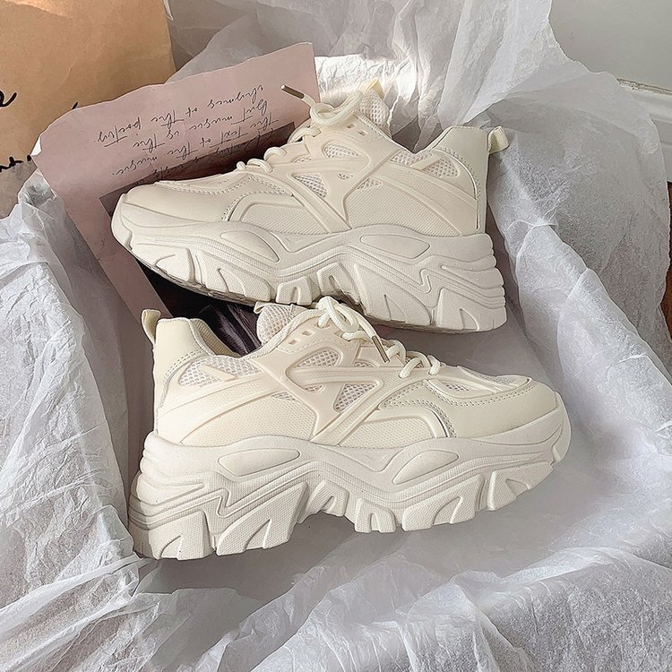 Ženske tenisice tipa daddy shoes s okruglim vrhom, gornji dio od PU i mrežice, vezanje sprijeda, srednja peta 3–5 cm, gumeni potplat