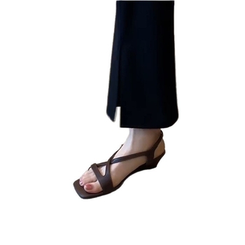 Ρωμαϊκά σανδάλια με διασταυρούμενους ιμάντες, τετράγωνη μύτη, κωνικό τακούνι, μαλακή σόλα. πάνω συνθετικό δέρμα; εσωτερική επένδυση PU; σόλα καουτσούκ; κούμπωμα με μία αγκράφα