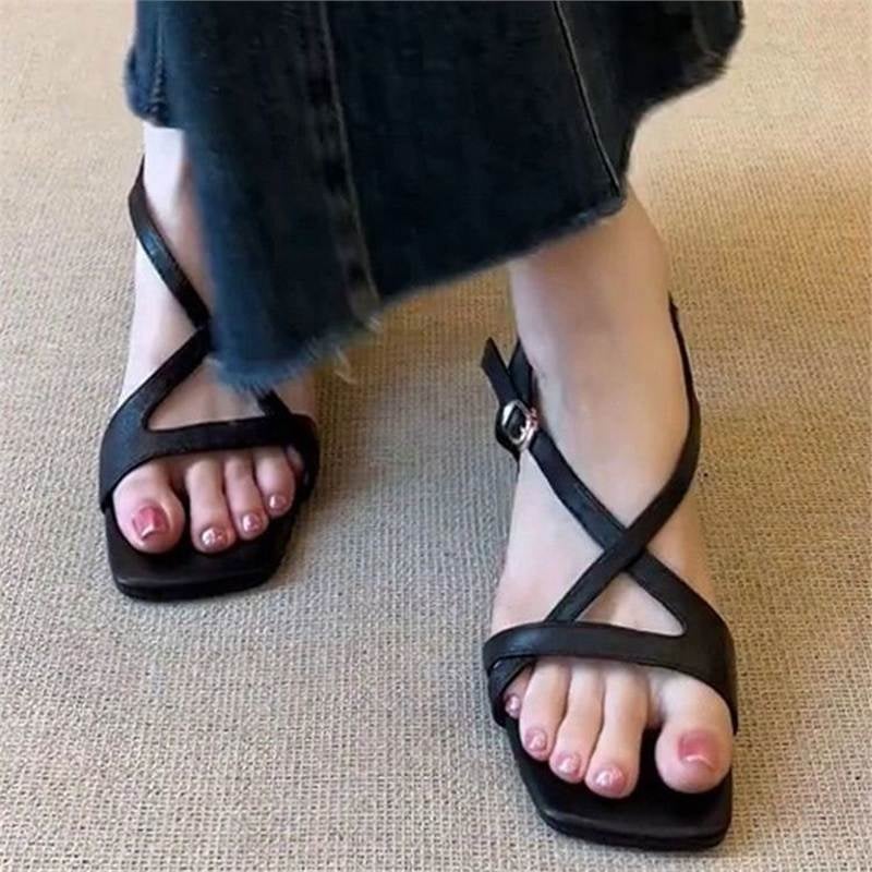 Ρωμαϊκά σανδάλια με διασταυρούμενους ιμάντες, τετράγωνη μύτη, κωνικό τακούνι, μαλακή σόλα. πάνω συνθετικό δέρμα; εσωτερική επένδυση PU; σόλα καουτσούκ; κούμπωμα με μία αγκράφα