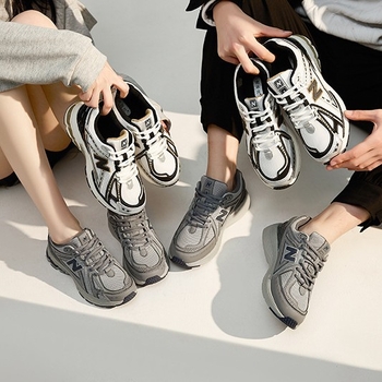 Pantofi cu talpă groasă, partea superioară din plasă, vârf rotund, talpă din cauciuc, închidere cu șireturi în față