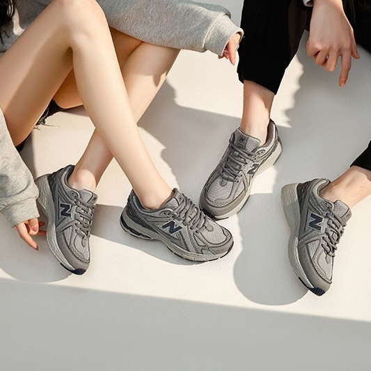 Pantofi cu talpă groasă, partea superioară din plasă, vârf rotund, talpă din cauciuc, închidere cu șireturi în față