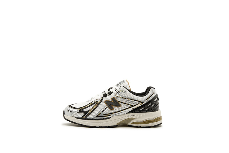 Pantofi cu talpă groasă, partea superioară din plasă, vârf rotund, talpă din cauciuc, închidere cu șireturi în față