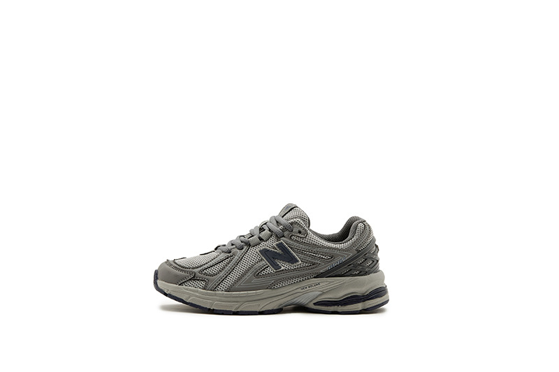 Pantofi cu talpă groasă, partea superioară din plasă, vârf rotund, talpă din cauciuc, închidere cu șireturi în față