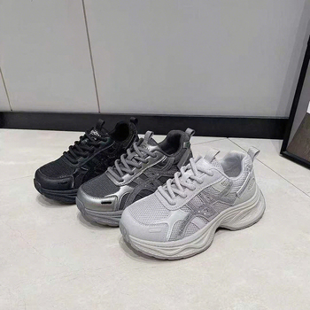 Ženske patike tip dad shoes - gornji dio od super vlakna, EVA potplat s injekcijskim oblikovanjem, peta 3–5 cm, vezanje na šnuru