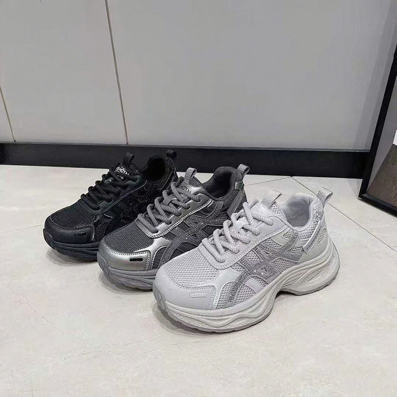 Ženske patike tip dad shoes - gornji dio od super vlakna, EVA potplat s injekcijskim oblikovanjem, peta 3–5 cm, vezanje na šnuru