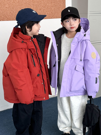 Kiskorúaknak szóló koreai stílusú tollkabát kapucnival, kacsa tollal töltve, poliészter külső, nylon bélés
