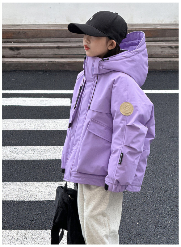 Kiskorúaknak szóló koreai stílusú tollkabát kapucnival, kacsa tollal töltve, poliészter külső, nylon bélés