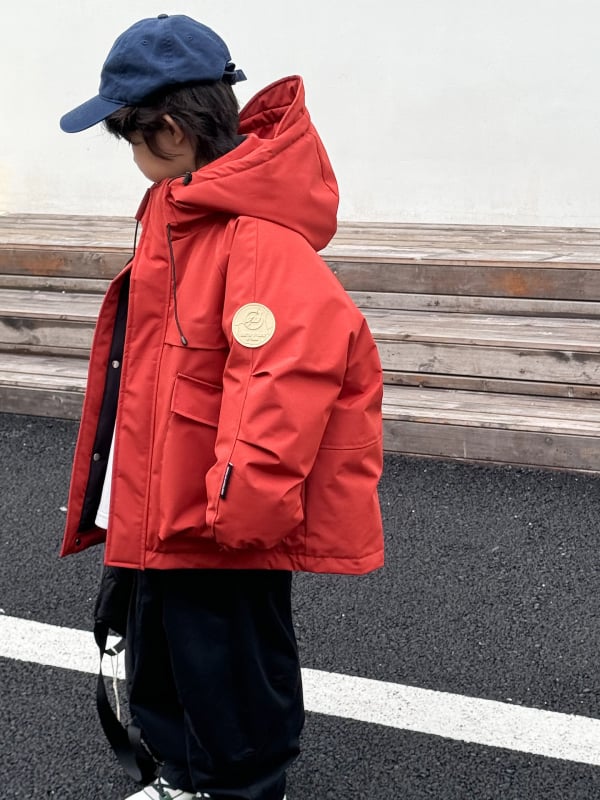 Kiskorúaknak szóló koreai stílusú tollkabát kapucnival, kacsa tollal töltve, poliészter külső, nylon bélés