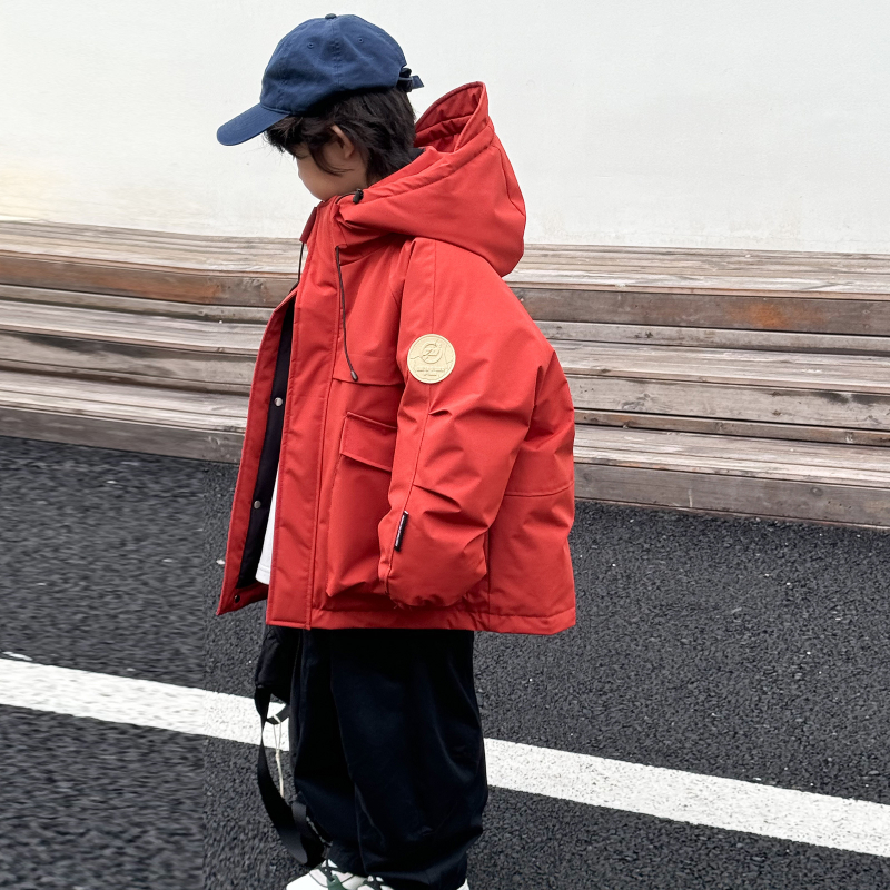 Kiskorúaknak szóló koreai stílusú tollkabát kapucnival, kacsa tollal töltve, poliészter külső, nylon bélés