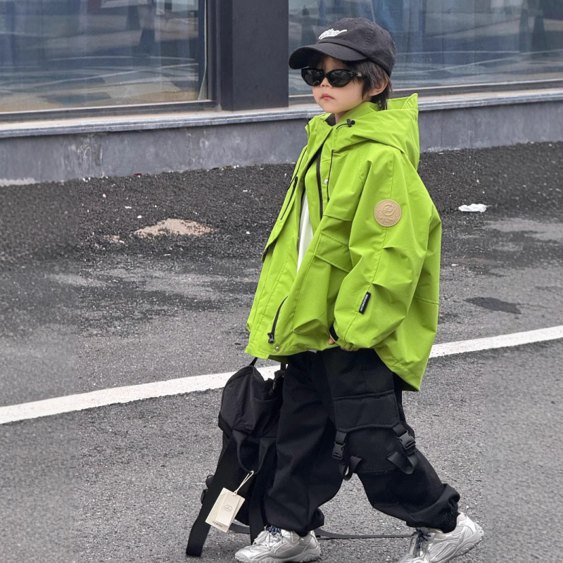 Kiskorúaknak szóló koreai stílusú tollkabát kapucnival, kacsa tollal töltve, poliészter külső, nylon bélés