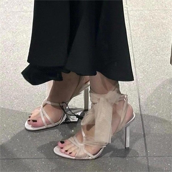 Sandale cu bretele din PU, vârf rotund, bretele încrucișate, toc subțire 6–8 cm, talpă din cauciuc