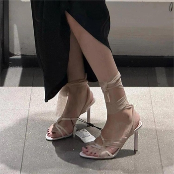 Sandale cu bretele din PU, vârf rotund, bretele încrucișate, toc subțire 6–8 cm, talpă din cauciuc