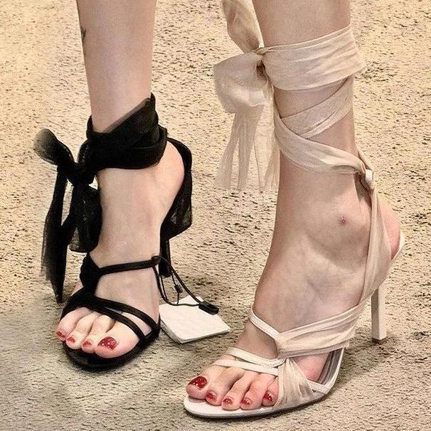 Sandale cu bretele din PU, vârf rotund, bretele încrucișate, toc subțire 6–8 cm, talpă din cauciuc