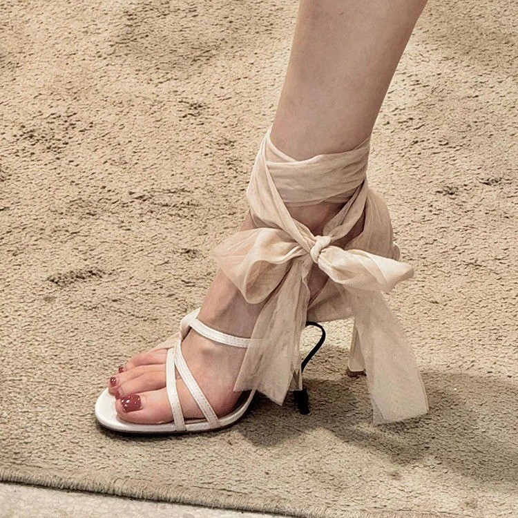 Sandale cu bretele din PU, vârf rotund, bretele încrucișate, toc subțire 6–8 cm, talpă din cauciuc