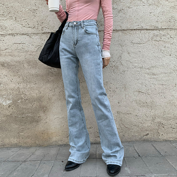 Ženske traperice – visok struk; blago šire; izblijedjeli denim; 70–80% pamuk, 30% poliester
