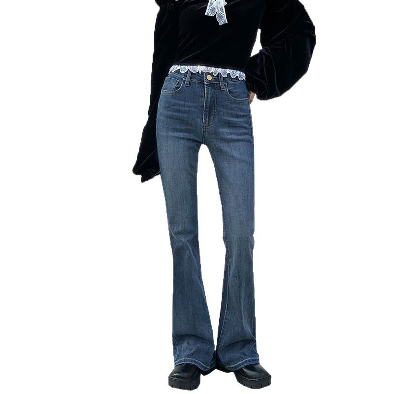 Ženske traperice – visok struk; blago šire; izblijedjeli denim; 70–80% pamuk, 30% poliester