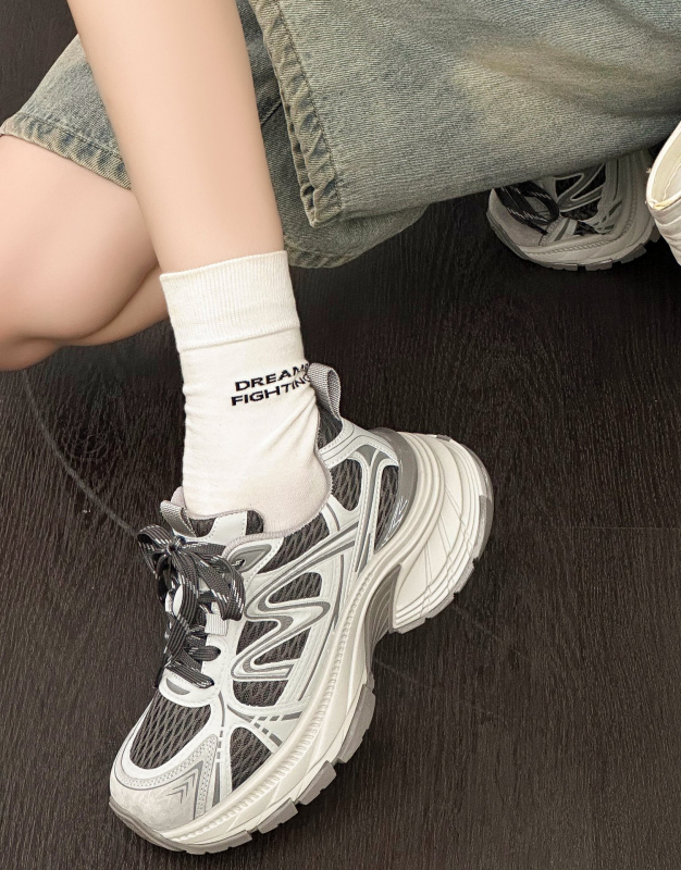 Ženski dad sneakers od prave kože, visina potplata 3–5 cm za povećanje visine, prozračna mrežasta unutrašnjost, gumeni potplat
