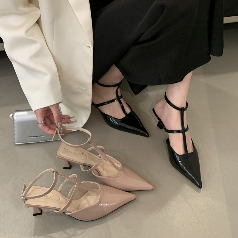 Sandale cu o curea, vârf ascuțit, partea din super fiber, talpă din cauciuc, închidere cu cataramă