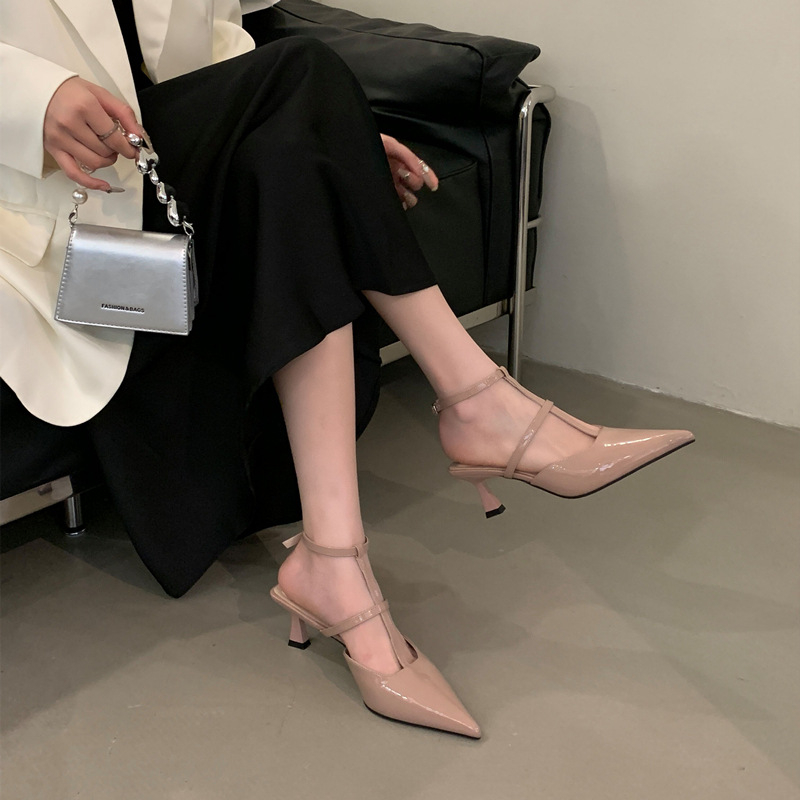 Sandale cu o curea, vârf ascuțit, partea din super fiber, talpă din cauciuc, închidere cu cataramă