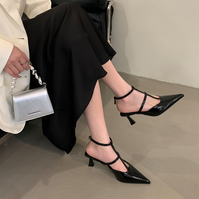 Sandale cu o curea, vârf ascuțit, partea din super fiber, talpă din cauciuc, închidere cu cataramă