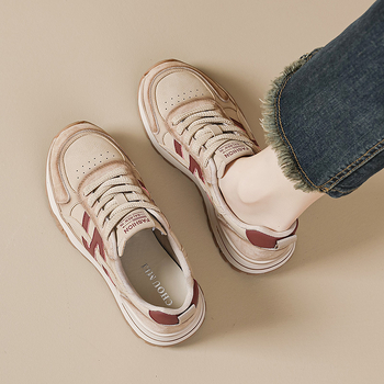 Női sportcipő vastag talppal, magasságot növelő dizájn, kültéri futáshoz és mindennapi viselethez, 2025 ősz; felsőrész: disznó bőr + műbőr + textil; kötés; sarokmagasság 3–5 cm