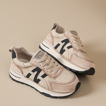 Női sportcipő vastag talppal, magasságot növelő dizájn, kültéri futáshoz és mindennapi viselethez, 2025 ősz; felsőrész: disznó bőr + műbőr + textil; kötés; sarokmagasság 3–5 cm