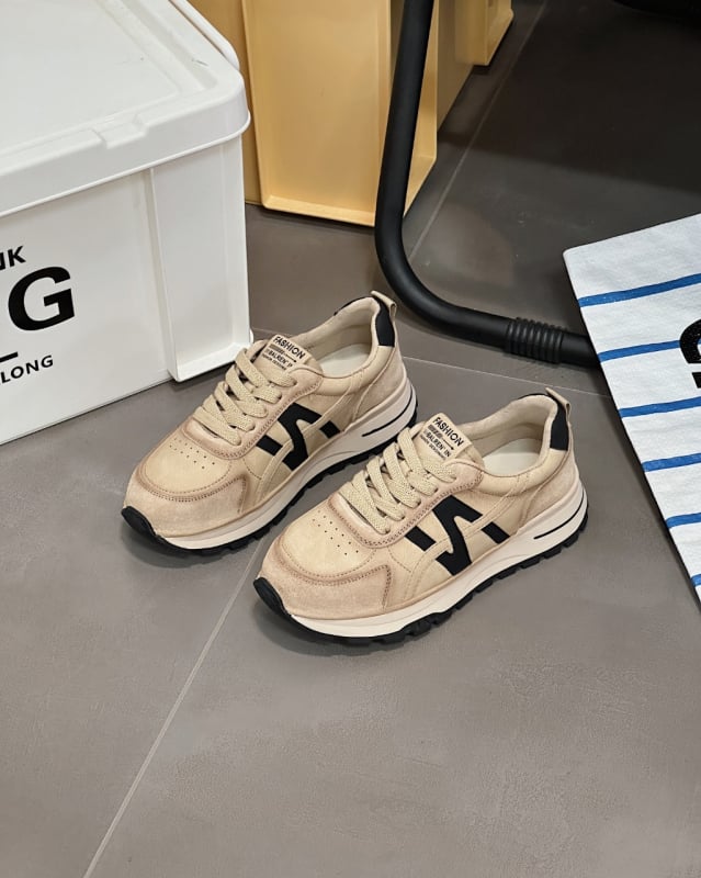 Női sportcipő vastag talppal, magasságot növelő dizájn, kültéri futáshoz és mindennapi viselethez, 2025 ősz; felsőrész: disznó bőr + műbőr + textil; kötés; sarokmagasság 3–5 cm