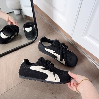 Női edzőcipő, felső rész szuper rostból, belső bőr, gumitalp, kerek orr, fűzős zárás