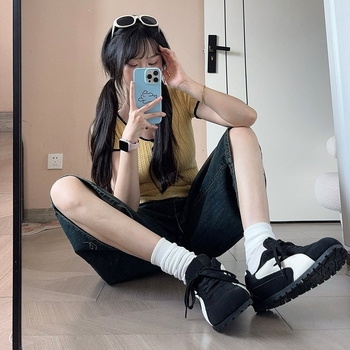 Női edzőcipő, felső rész szuper rostból, belső bőr, gumitalp, kerek orr, fűzős zárás