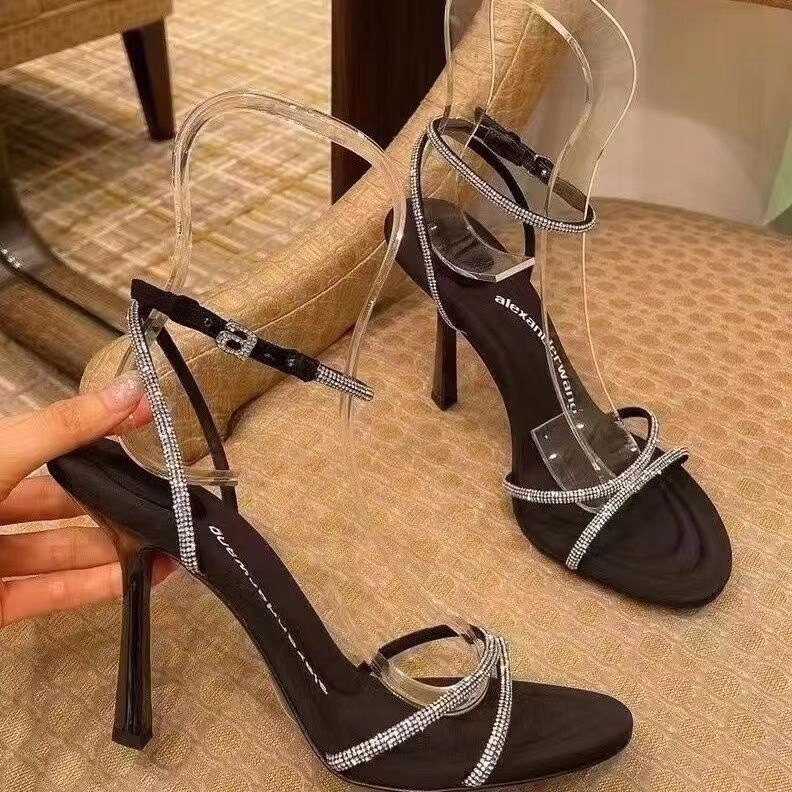 Sandale cu bretea simplă – PU upper, vârf în formă de migdală, toc pană, talpă din cauciuc